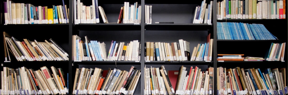 Ein Bücherregal mit vielen Büchern. | Bildquelle: colourbox.de