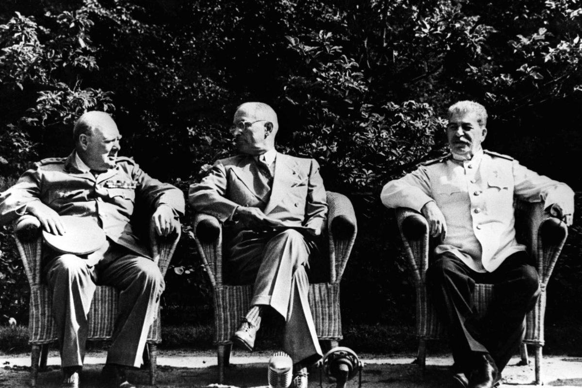 Potsdamer Konferenz (v. l. n. r.): Winston Churchill, Harry S. Truman und Josef Stalin unterzeichnen am 02.08.1945 das Potsdamer Abkommen. | Bildquelle: imago images/ITAR-TASS