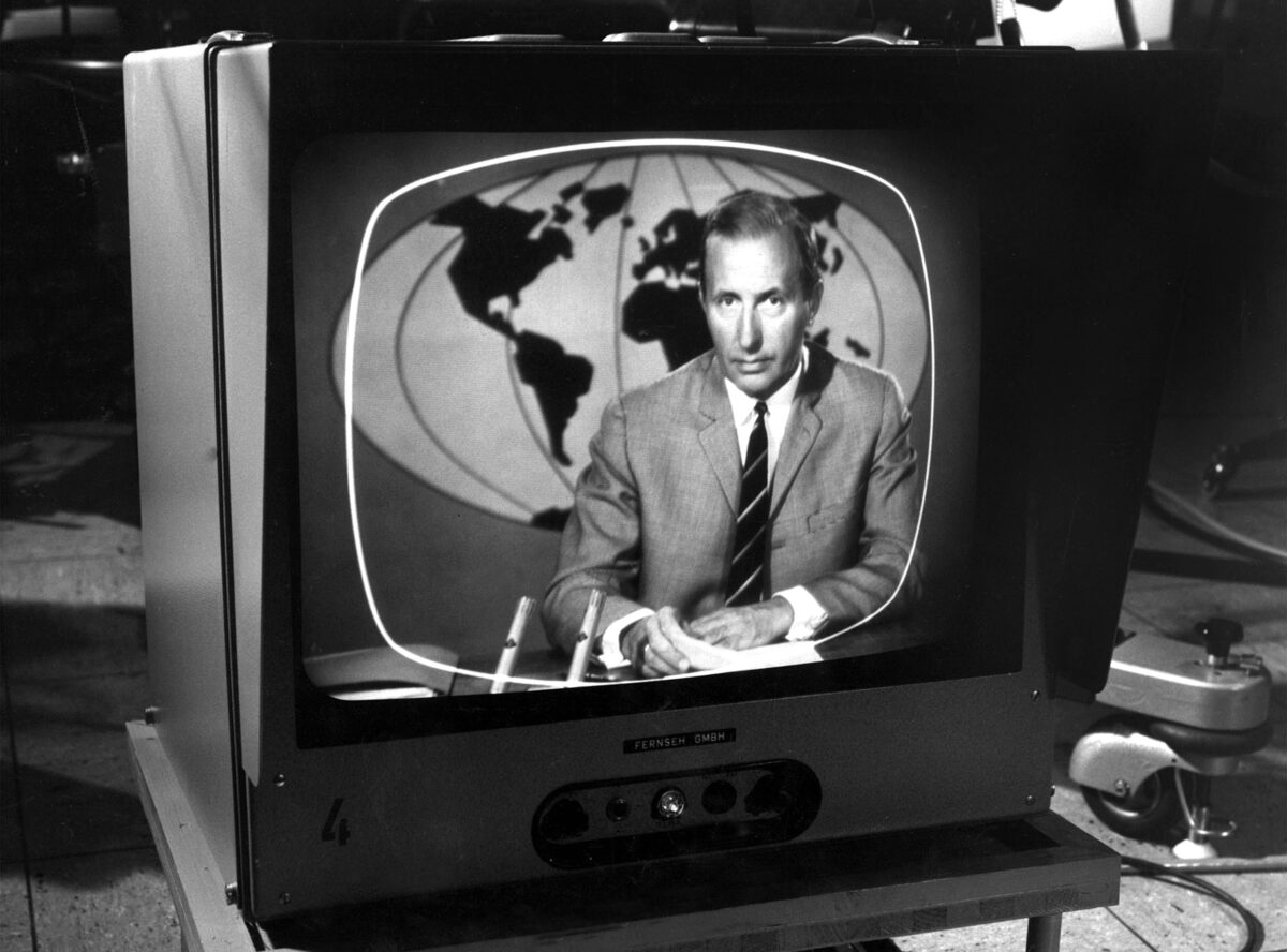 Der Tagesschausprecher Karl-Heinz Köpcke. | Bildquelle: NDR