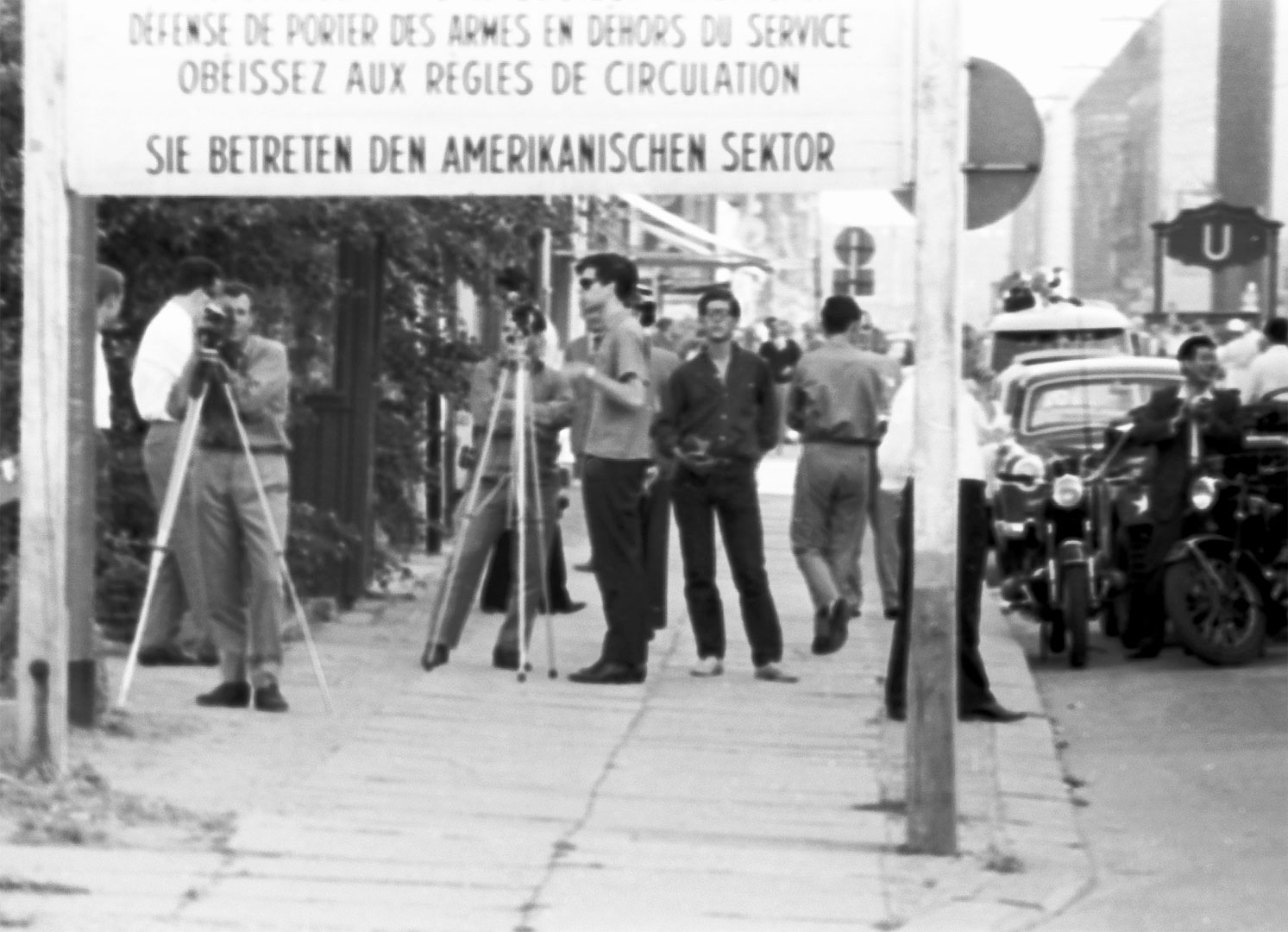 Mauerbau 1961: Konfrontation am Checkpoint Charlie zwischen den westlichen Alliierten und der Sowjetunion vom 25.–28. Oktober 1961, Berlin. | Bildquelle: DRA/Fotograf Günther Vent