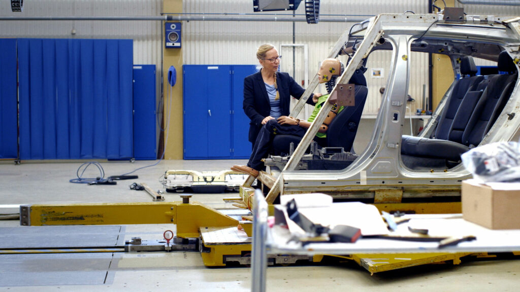 Astrid Linder führt regelmäßig Tests mit ihrem Crash-Test-Dummy "Eva" durch. | Bildquelle: WDR/btf