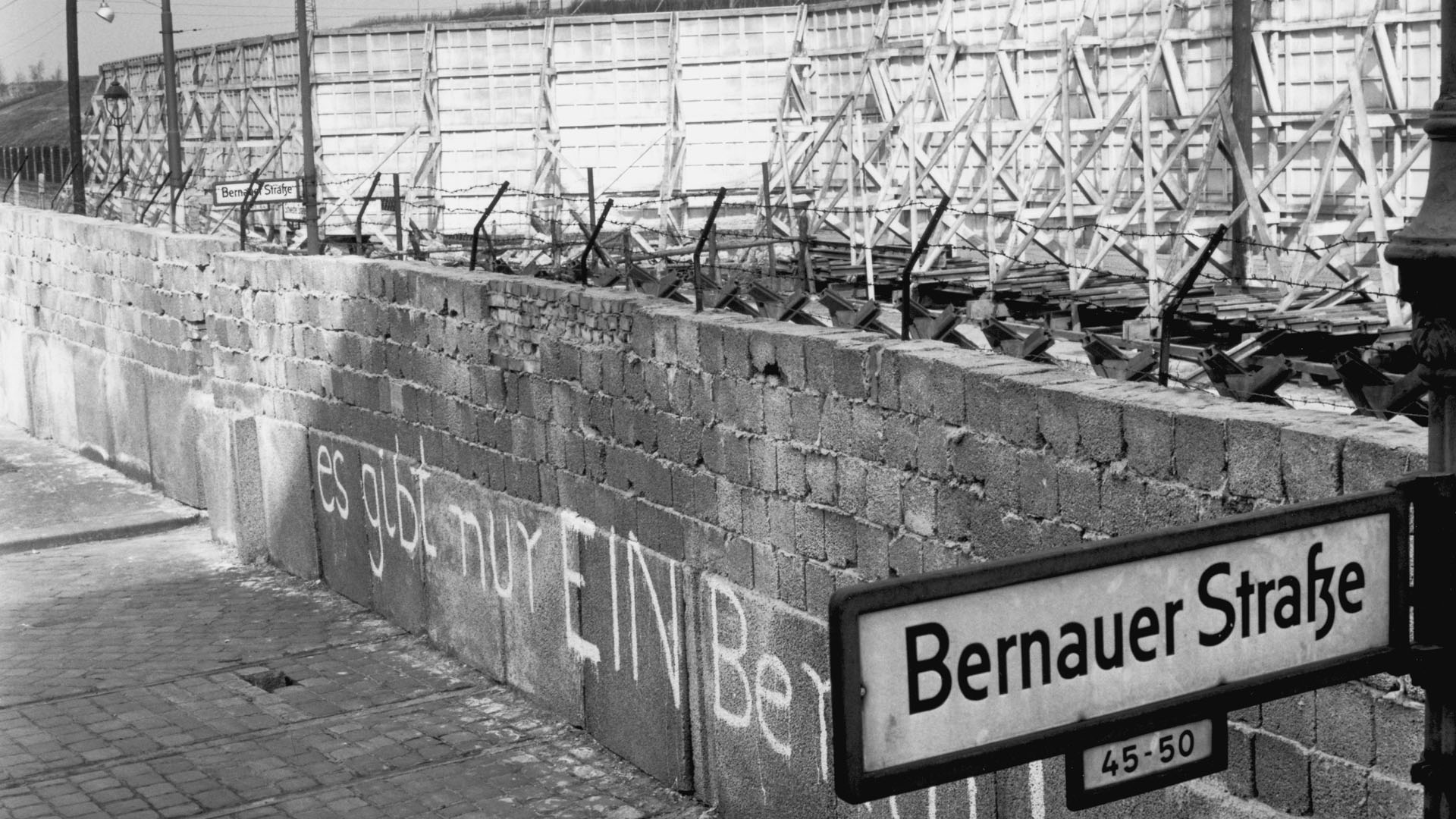 Die neuerrichtete Mauer in der Bernauer Straße. Foto: 6.11.1961. | akg-images / Gert Schütz