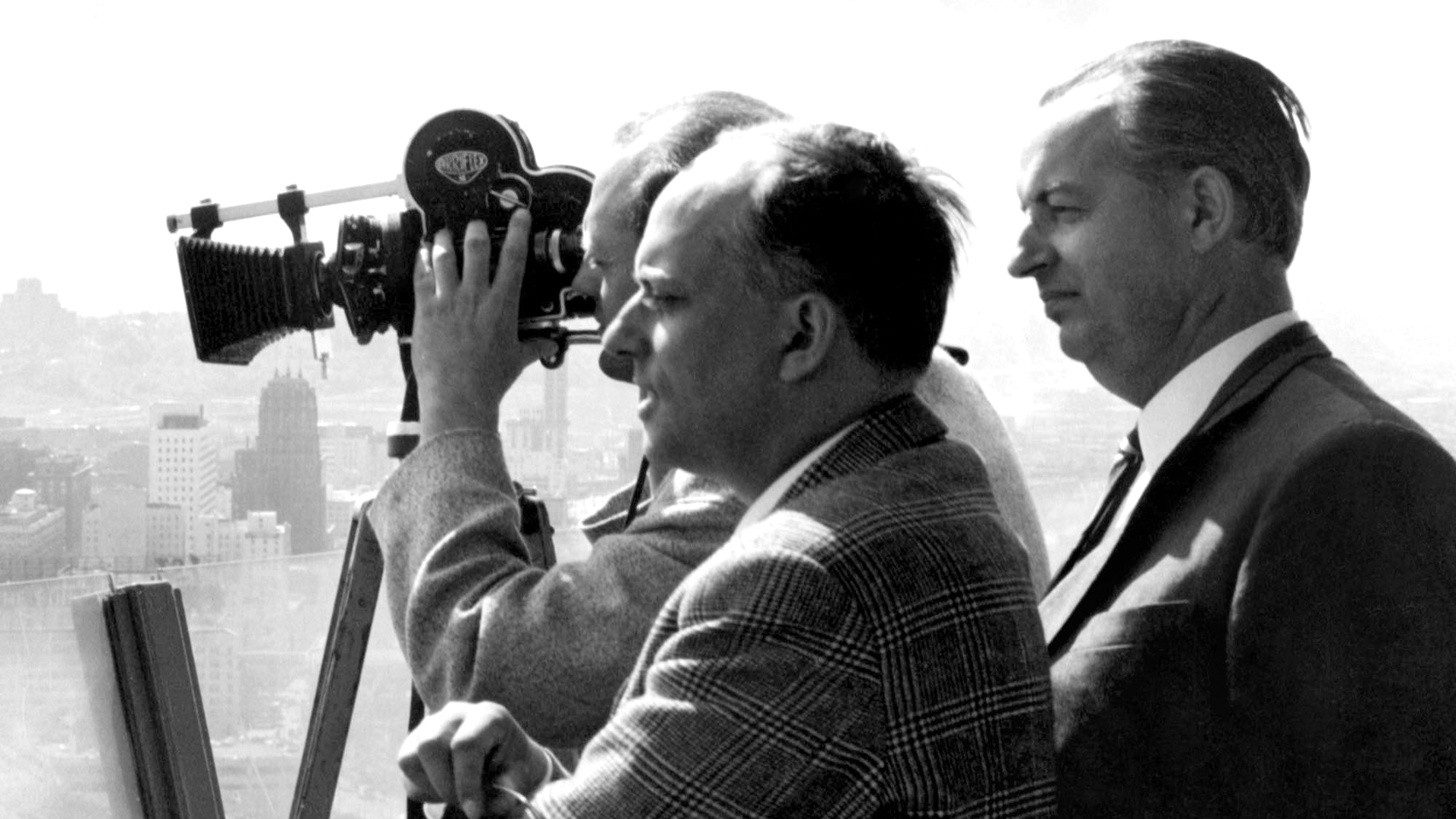Hoimar von Ditfurth und Günter Siefarth. | Bildquelle: WDR30.03.1967. Hoimar von Ditfurth (1921-1989)  und Günter Siefarth (l) .
Bild: Hoimar von Ditfurth und Günter Siefarth, Profil, Mann mit Kamera filmend