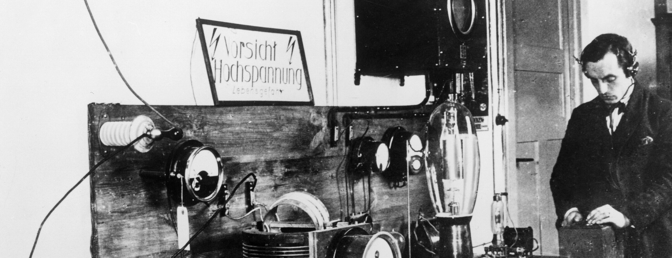 Voxhaus Berlin: Senderaum des ersten Berliner Rundfunksenders, 1923. | Bildquelle: picture alliance/ullstein bild