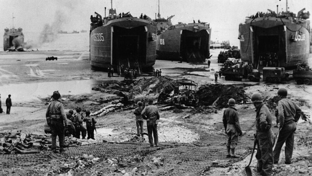 Soldaten am Strand | WDR/imago images/Leemage