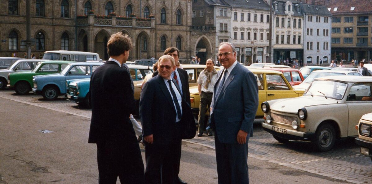 Bundeskanzler Helmut Kohl im Gespräch mit Regierungssprecher Ost, und Sohn Peter während dessen geheimen DDR-Besuches vom 27. – 29. Mai 1988 in Weimar. | Bildquelle: WDR/Eastblockworld.com/LOOK! Film