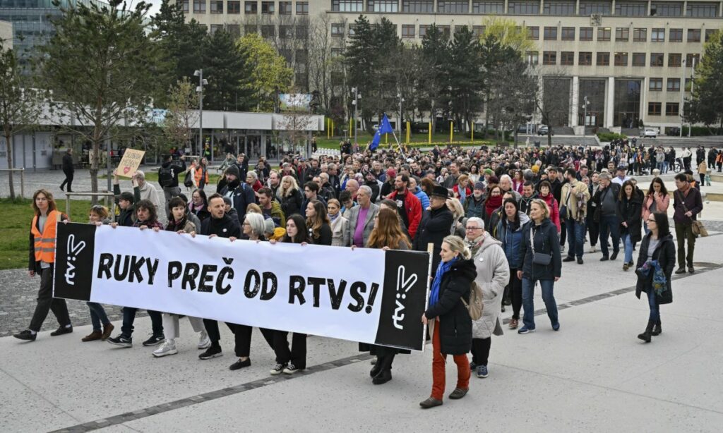 Demonstrierende auf der Straße gegen die Reform des ÖRR in der Slowakei | Bildquelle: dpa