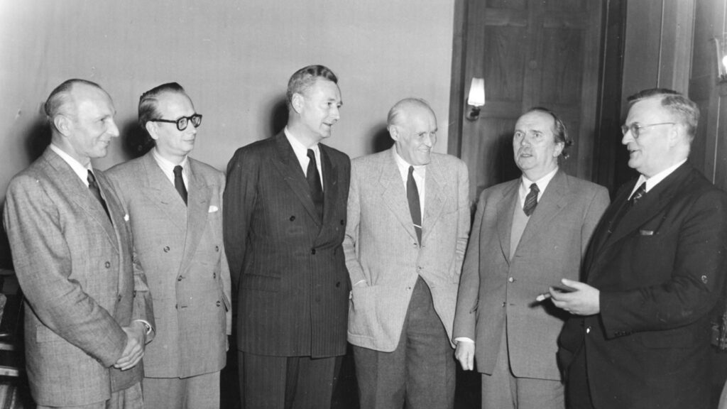 Die Gründungsintendanten der ARD (v.l.n.r.) Friedrich Bischoff (Südwestfunk), Walter Geerdes (Radio Bremen), Eberhard Beckmann (Hessischer Rundfunk), Rudolf von Scholtz (Bayerischer Rundfunk), Fritz Eberhard (Süddeutscher Rundfunk) und Adolf Grimme (Nordwestdeutscher Rundfunk) (Foto: Stiftung Deutsches Rundfunkarchiv / Urheber unbekannt)