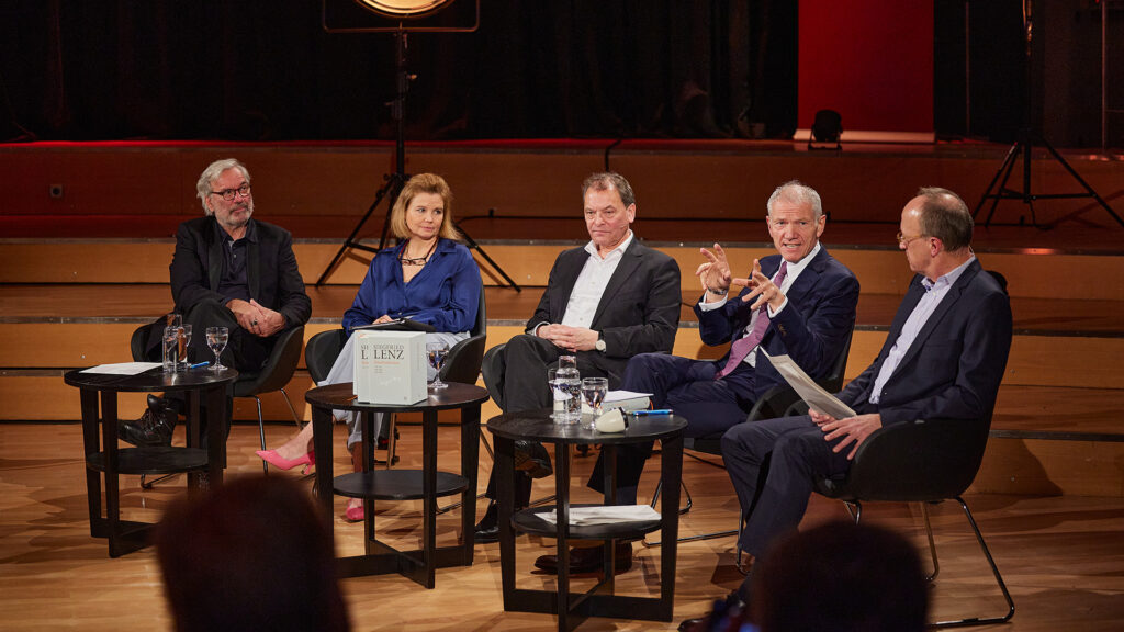 Matinee „Siegfried Lenz und das Radio“ in Hamburg. V.l.n.r.: Stefan Gwildis, Annette Frier, Hans-Ulrich Wagner (Medienhistoriker), Günter Berg (Lenz-Stiftung), Christoph Bungartz (NDR) (Foto: Maren Janning)