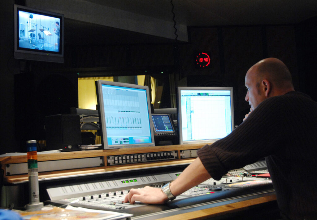 Kulturradio-Toningenieur bei der Aufnahme eines Hörstücks im Studio des HdR an der Masurenallee in Berlin. | Bildquelle: © rbb/Hanna Lippmann