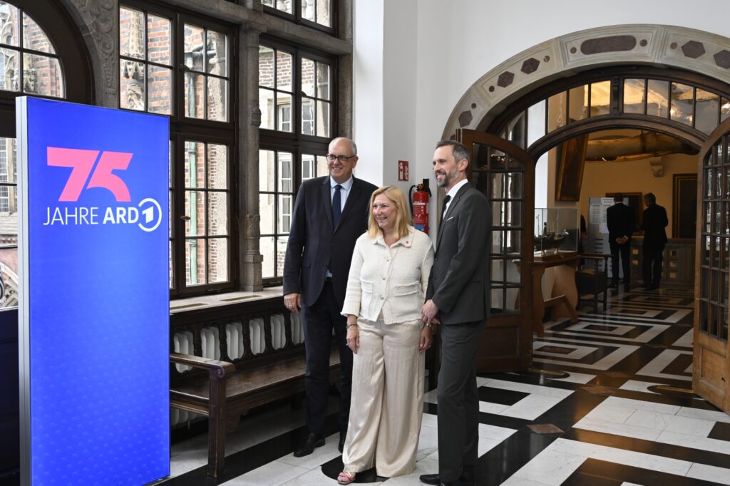 Andreas Bovenschulte, Yvette Gerner und Florian Hager beim Senatsempfang. | Bildquelle: Radio Bremen